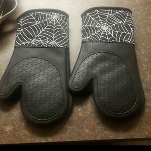 Spiderweb oven mitts